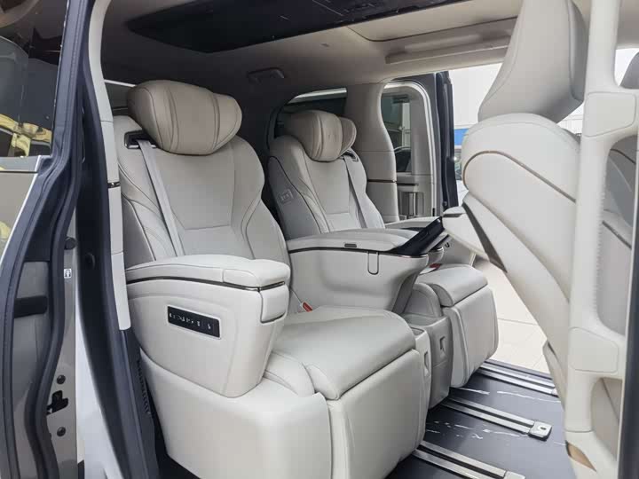 Фото 16 - Lexus LM