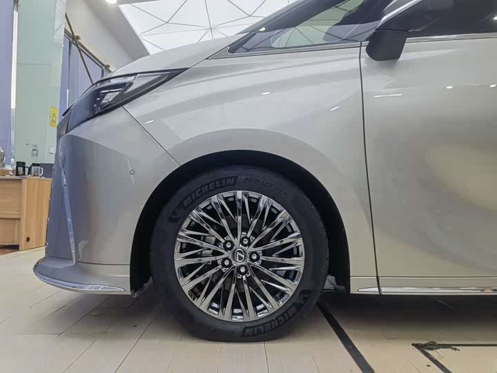 Фото 18 - Lexus LM