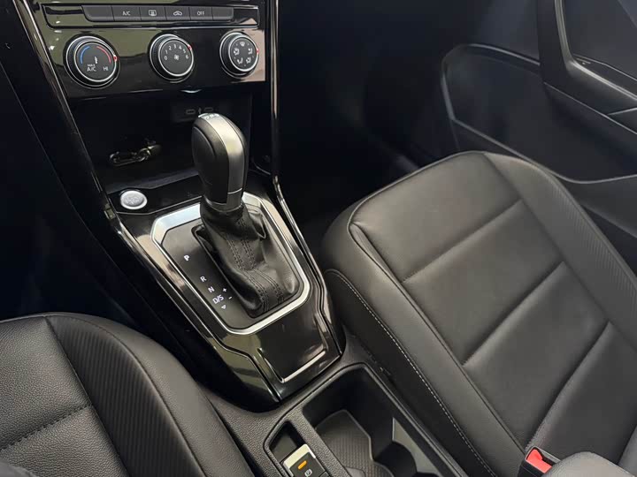 Фото 13 - Volkswagen T-Roc