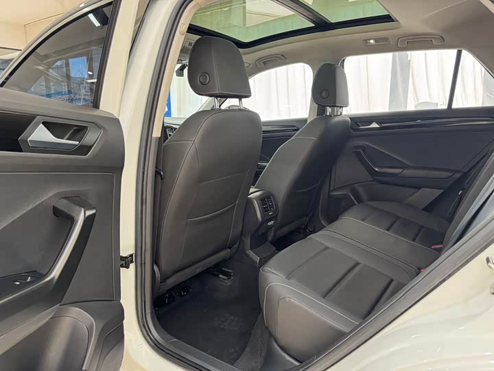 Фото 8 - Volkswagen T-Roc