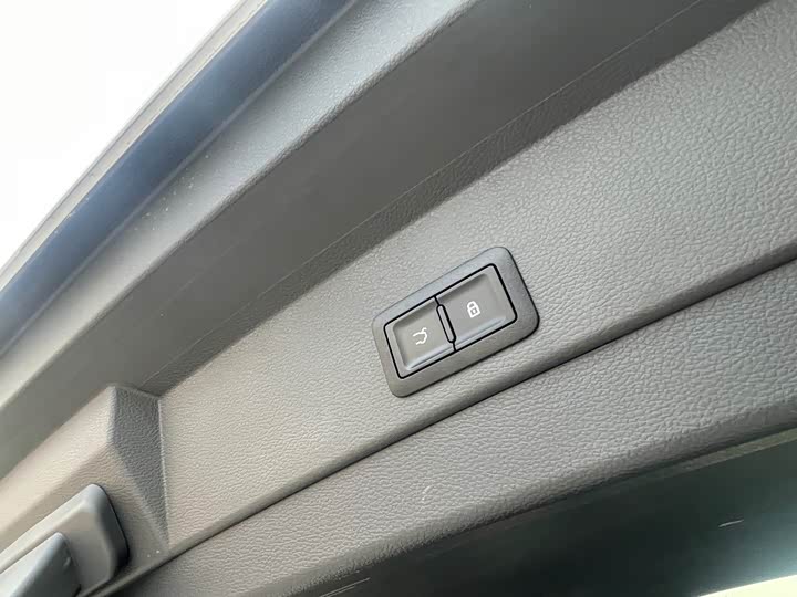 Фото 19 - Hongqi E-HS9