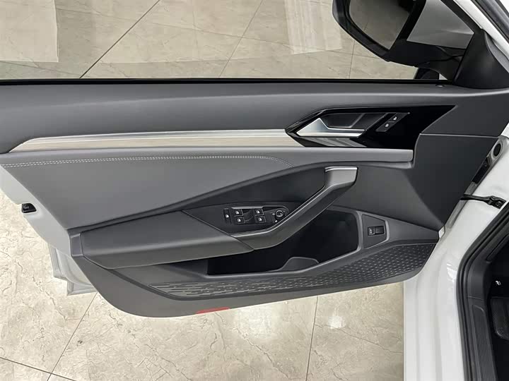 Фото 11 - Volkswagen Sagitar L