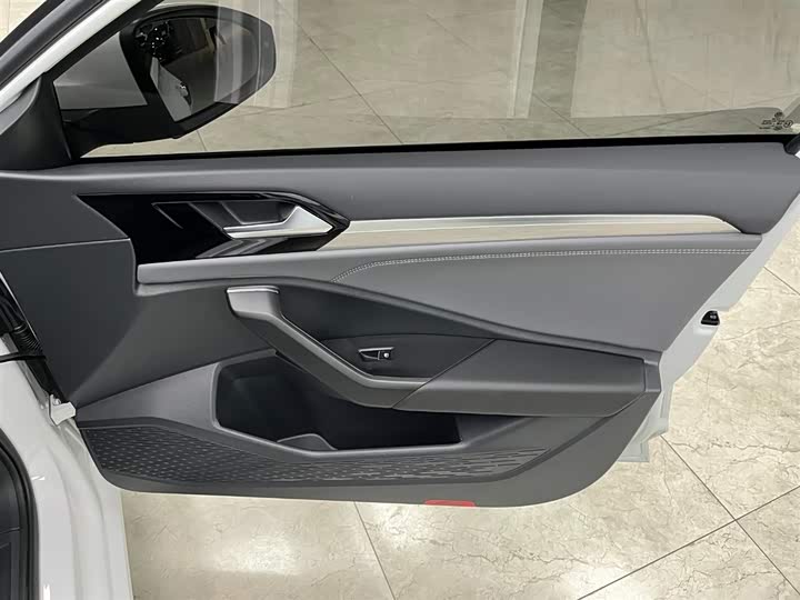 Фото 13 - Volkswagen Sagitar L