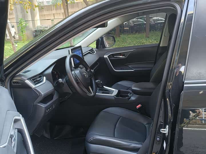 Фото 10 - Toyota RAV4