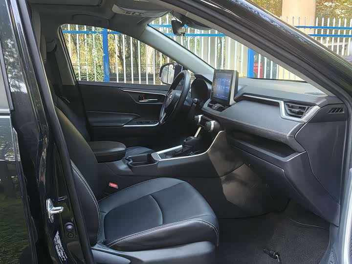 Фото 11 - Toyota RAV4