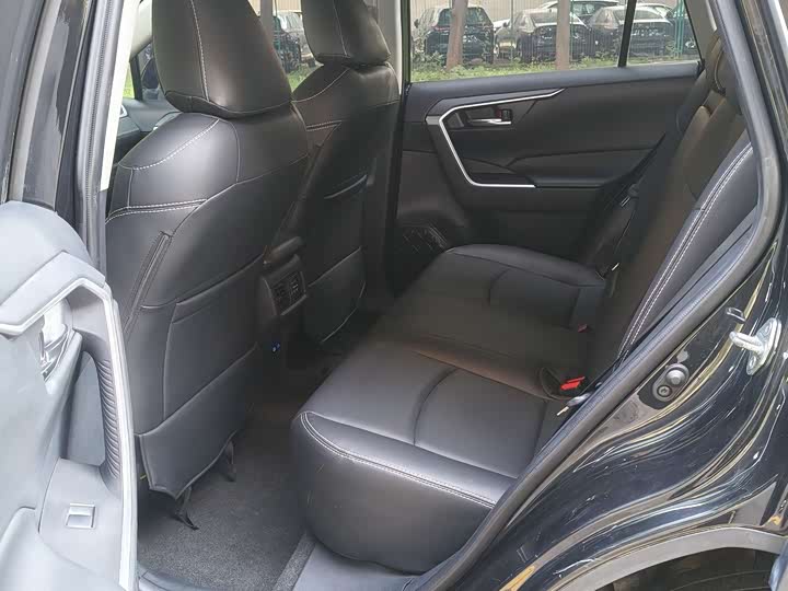 Фото 12 - Toyota RAV4