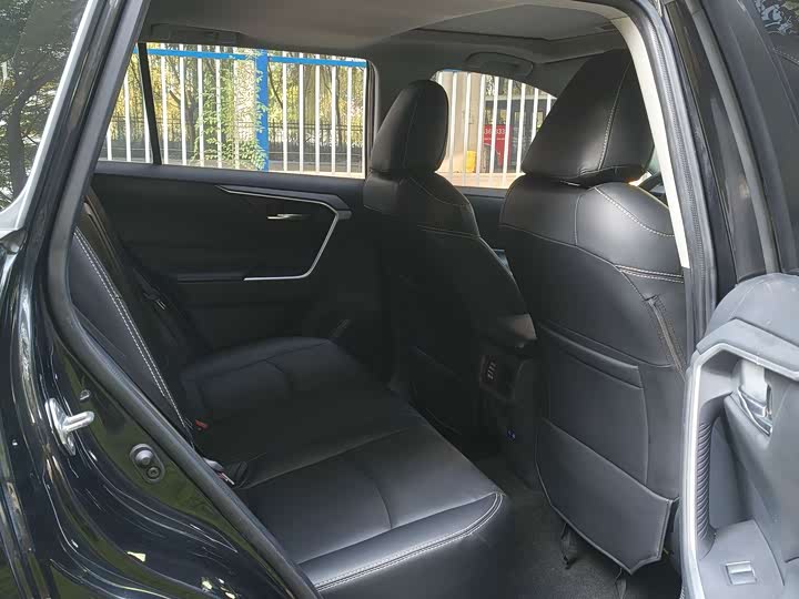 Фото 13 - Toyota RAV4