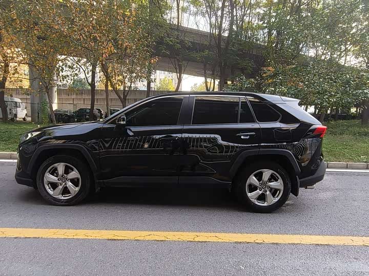 Фото 4 - Toyota RAV4