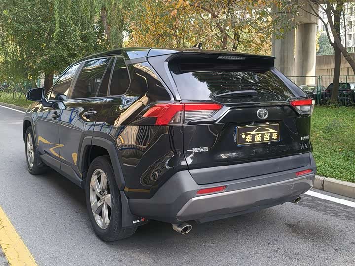 Фото 5 - Toyota RAV4