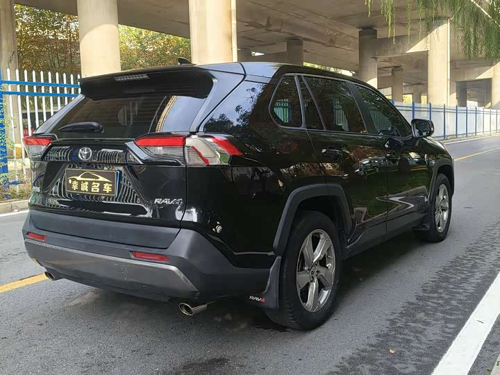 Фото 7 - Toyota RAV4