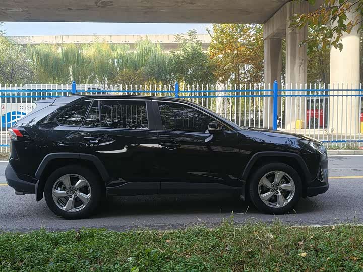 Фото 8 - Toyota RAV4