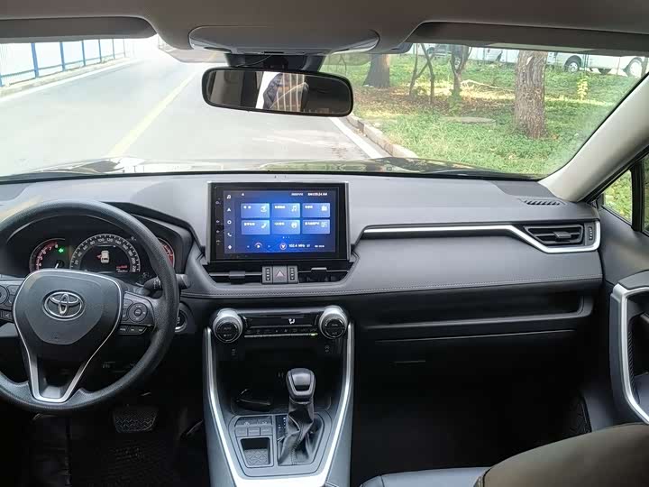 Фото 9 - Toyota RAV4