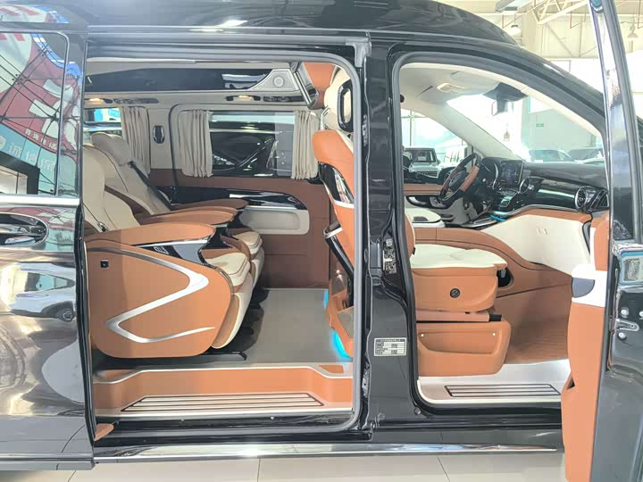 Фото 13 - Mercedes-Benz V-Class