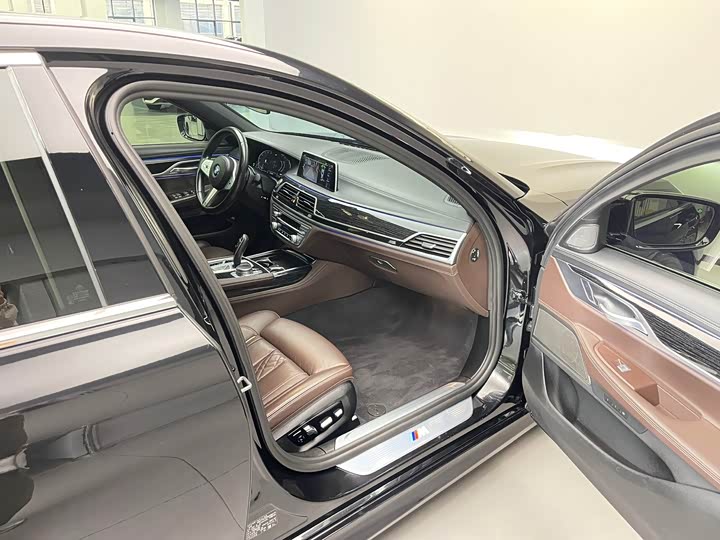 Фото 11 - BMW 7 Series