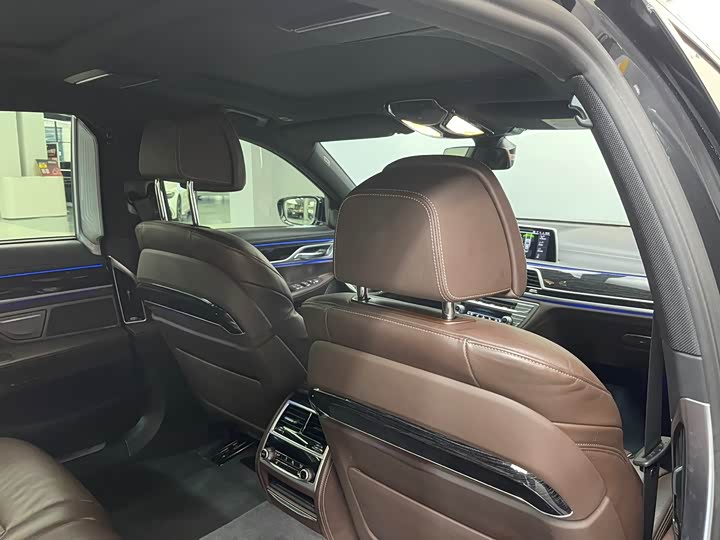 Фото 13 - BMW 7 Series