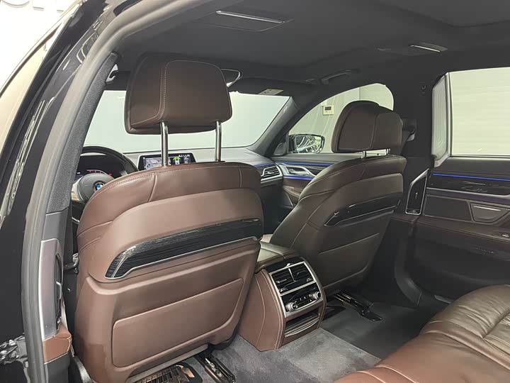 Фото 14 - BMW 7 Series