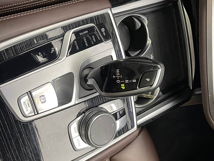 Фото 18 - BMW 7 Series