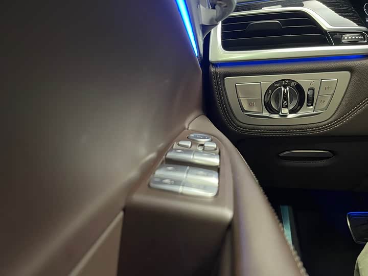 Фото 20 - BMW 7 Series