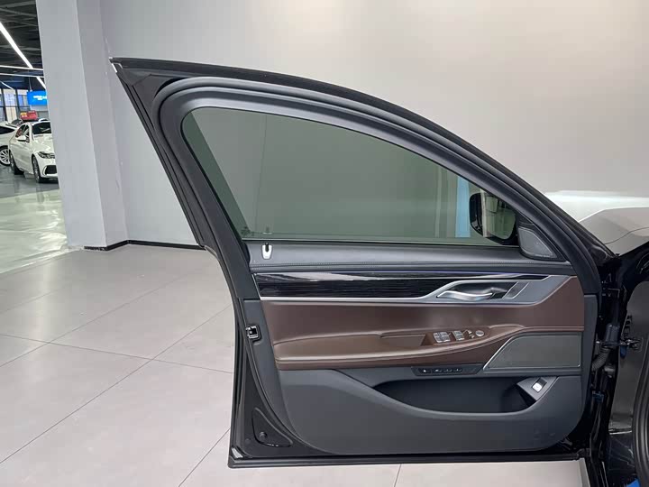 Фото 29 - BMW 7 Series