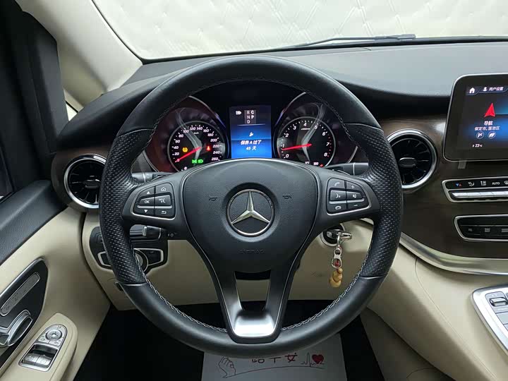 Фото 8 - Mercedes-Benz V-Class