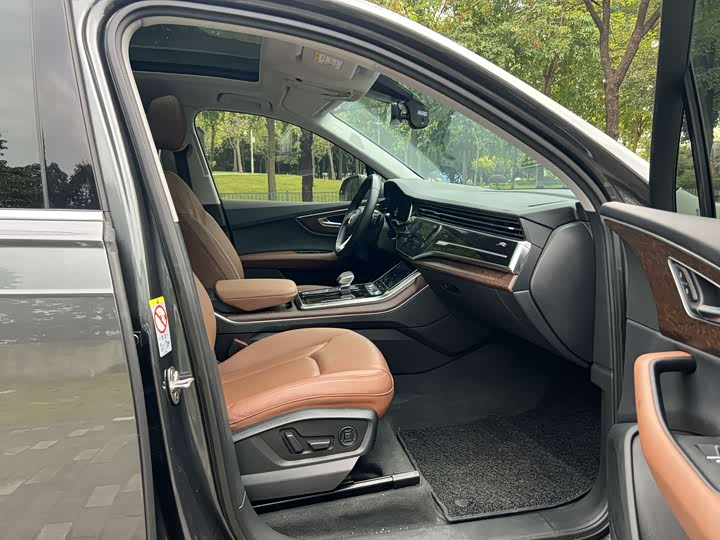 Фото 16 - Audi Q7