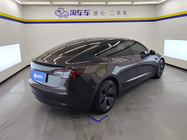 Фото 3 - Tesla Model 3