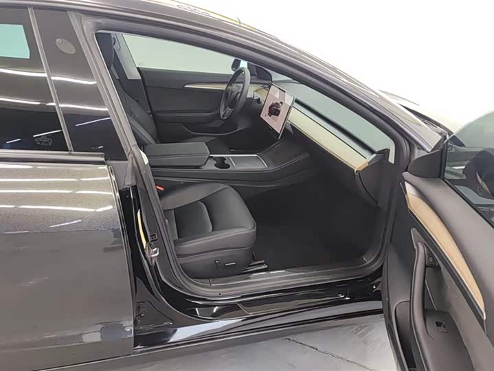 Фото 8 - Tesla Model 3