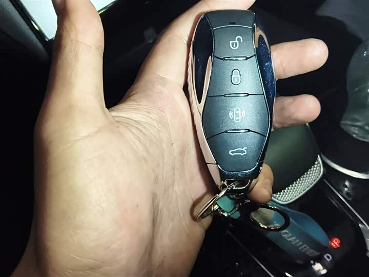 Фото 10 - Hongqi HS3