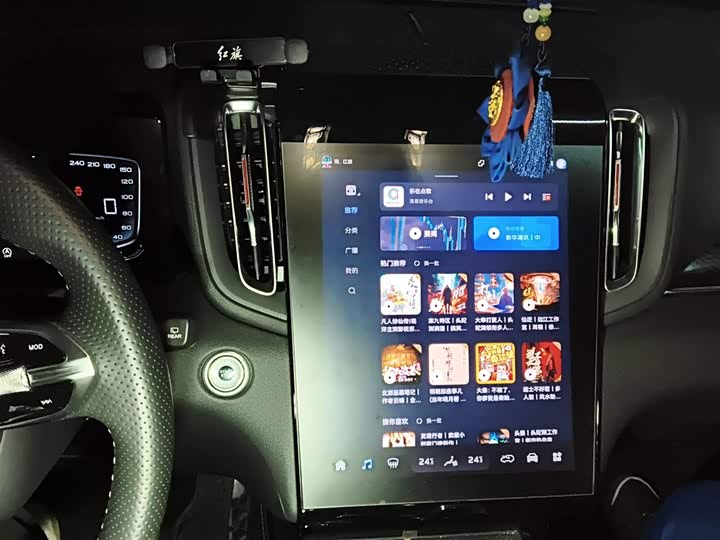 Фото 15 - Hongqi HS3