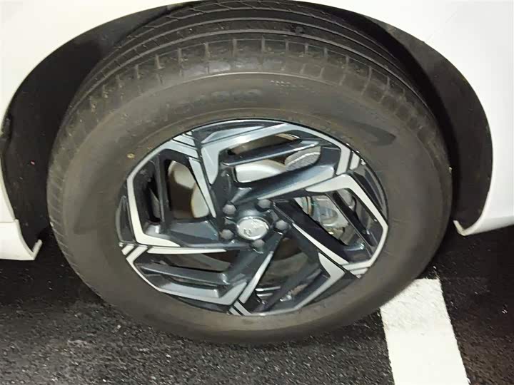 Фото 9 - Hongqi HS3