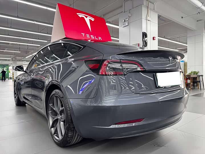 Фото 10 - Tesla Model 3