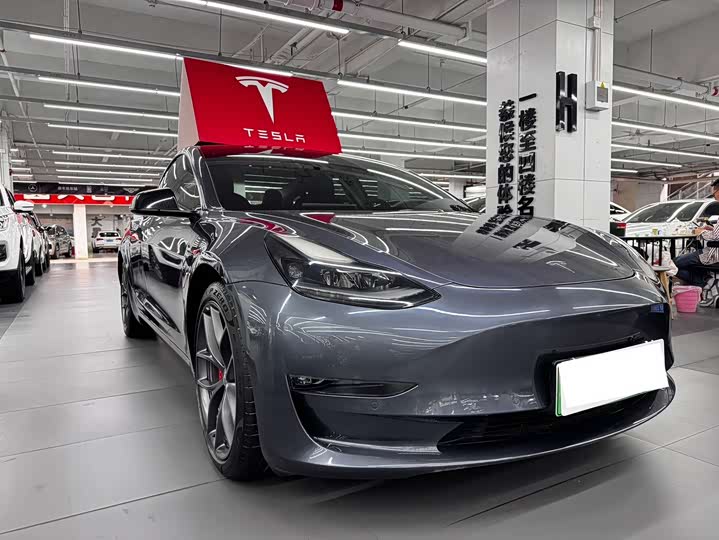 Фото 3 - Tesla Model 3