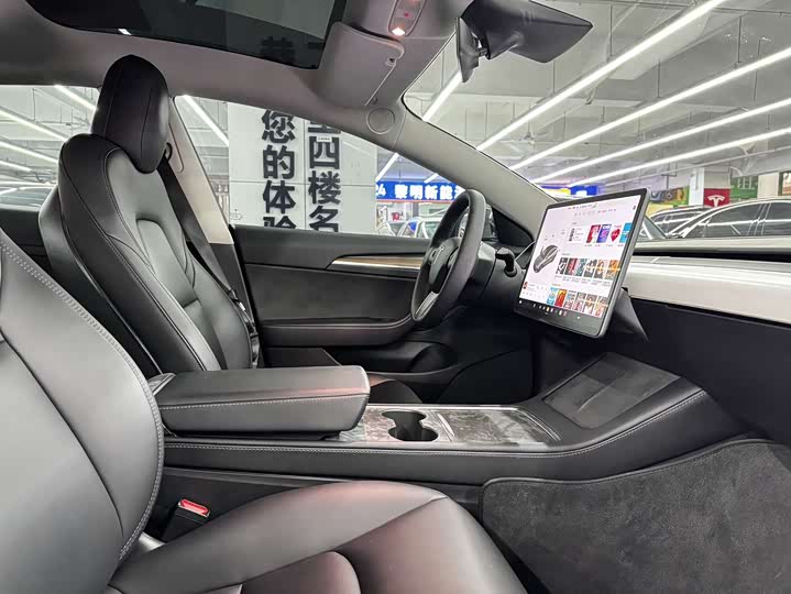 Фото 4 - Tesla Model 3