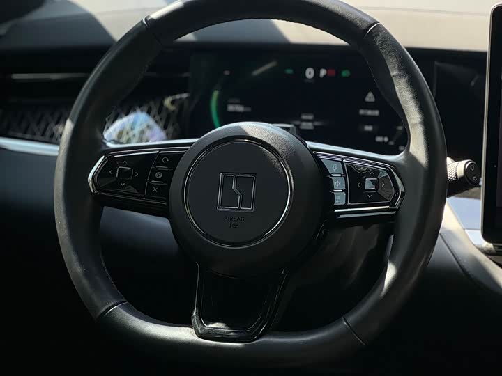 Фото 6 - Zeekr 009