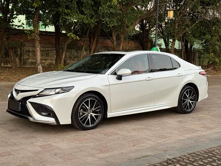 Фото 1 - Toyota Camry