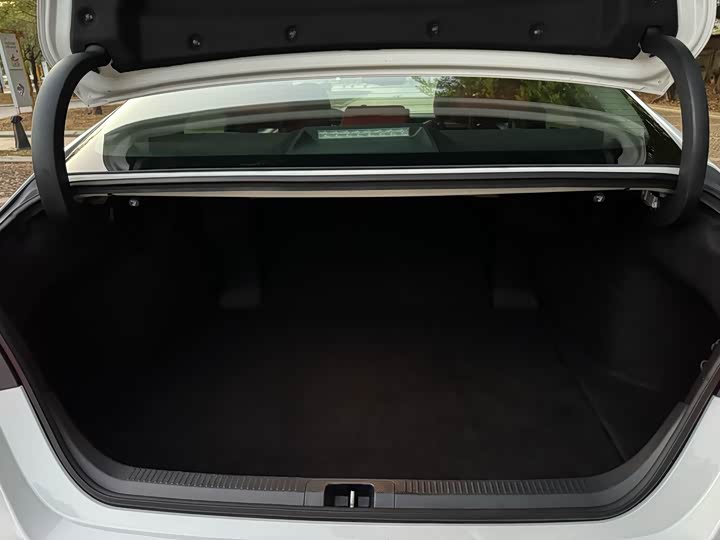 Фото 18 - Toyota Camry