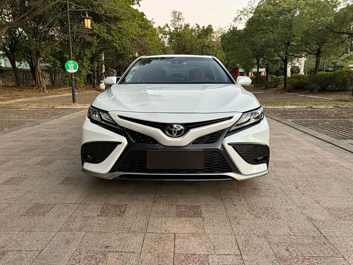Фото 2 - Toyota Camry