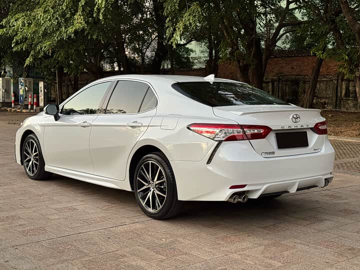 Фото 5 - Toyota Camry