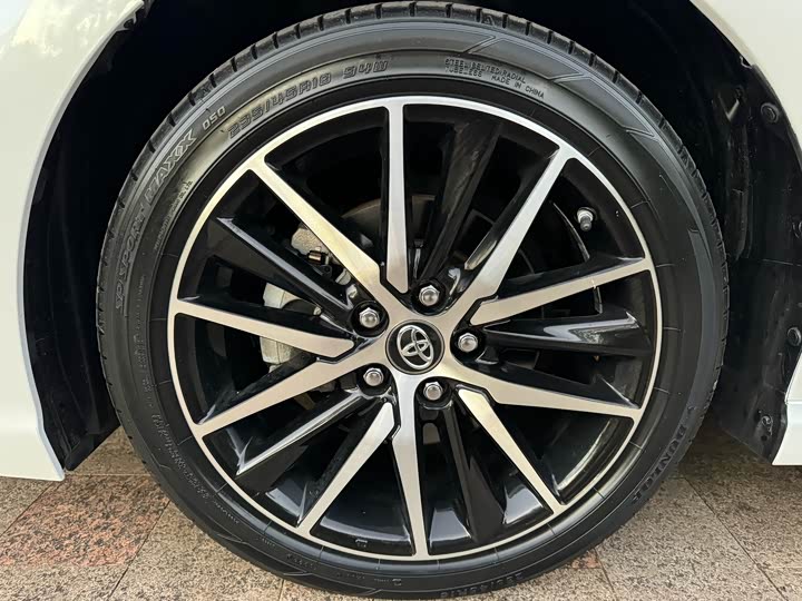 Фото 9 - Toyota Camry