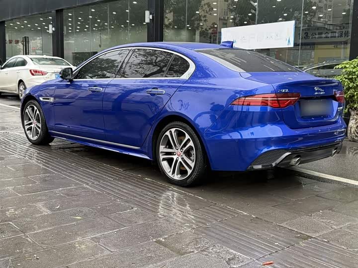 Фото 4 - Jaguar XE L