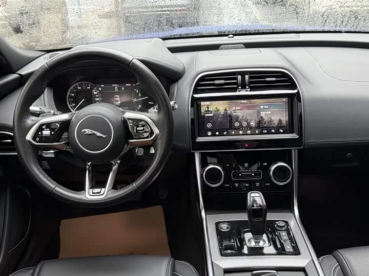 Фото 8 - Jaguar XE L