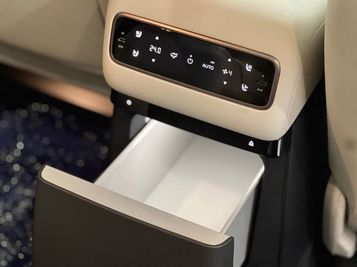 Фото 17 - LiXiang Mega