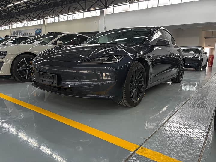 Фото 1 - Tesla Model 3