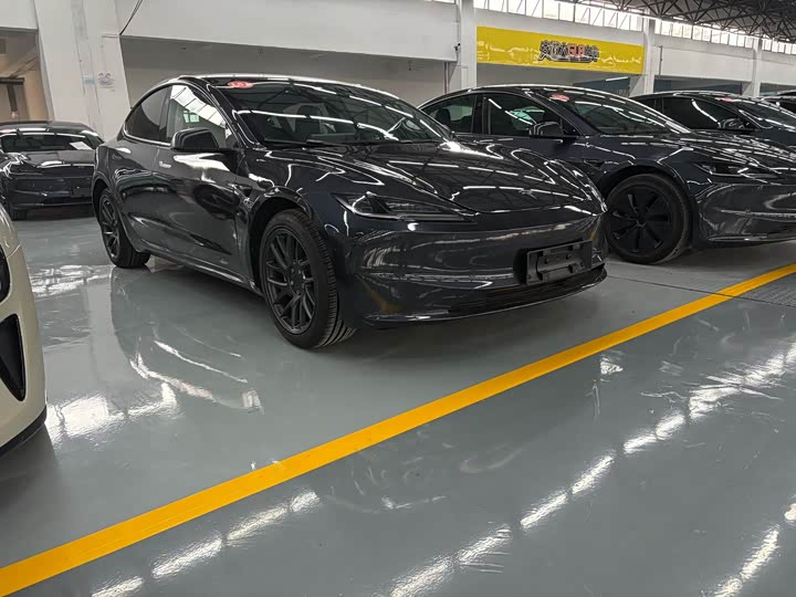 Фото 3 - Tesla Model 3