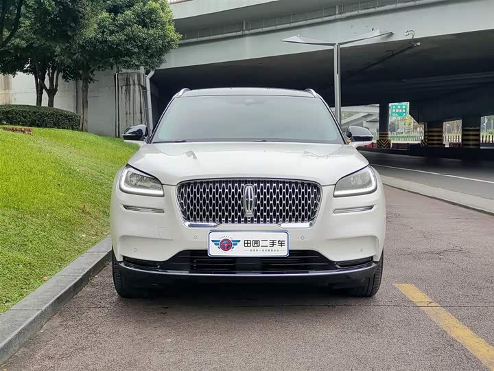 Фото 2 - Lincoln Corsair