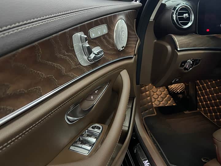 Фото 10 - Mercedes-Benz E-Class