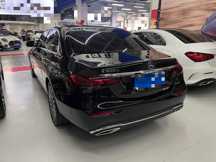 Фото 13 - Mercedes-Benz E-Class