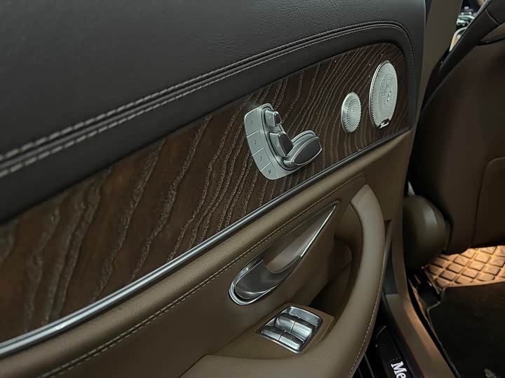 Фото 8 - Mercedes-Benz E-Class