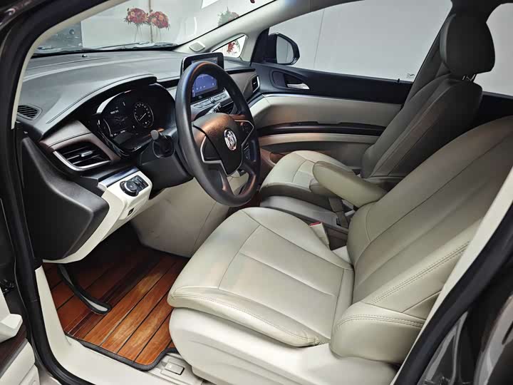 Фото 9 - Buick GL8 ES