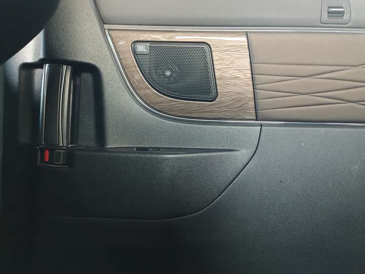 Фото 18 - Toyota Alphard